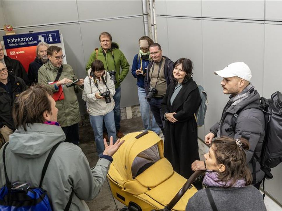 Menschen stehen in einer Gruppe und werden geschult